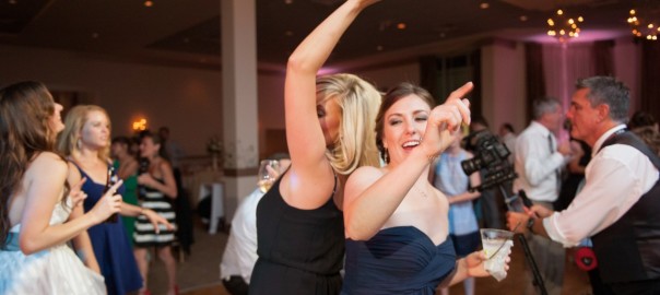 guests dancing to chicago wedding dj